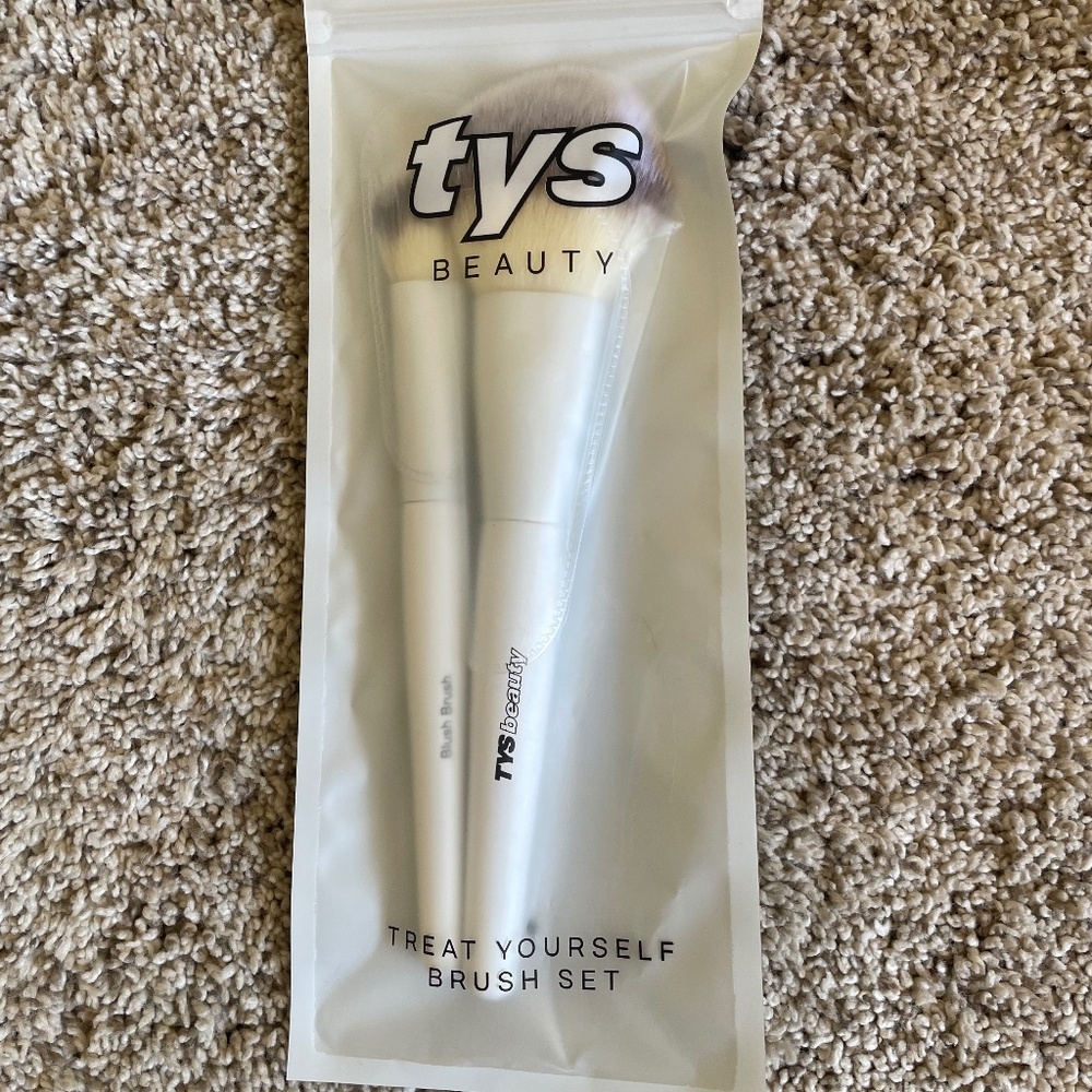 TYS Brush Set – 2 Face Brushes for Applying and Blending Powder and Liquid